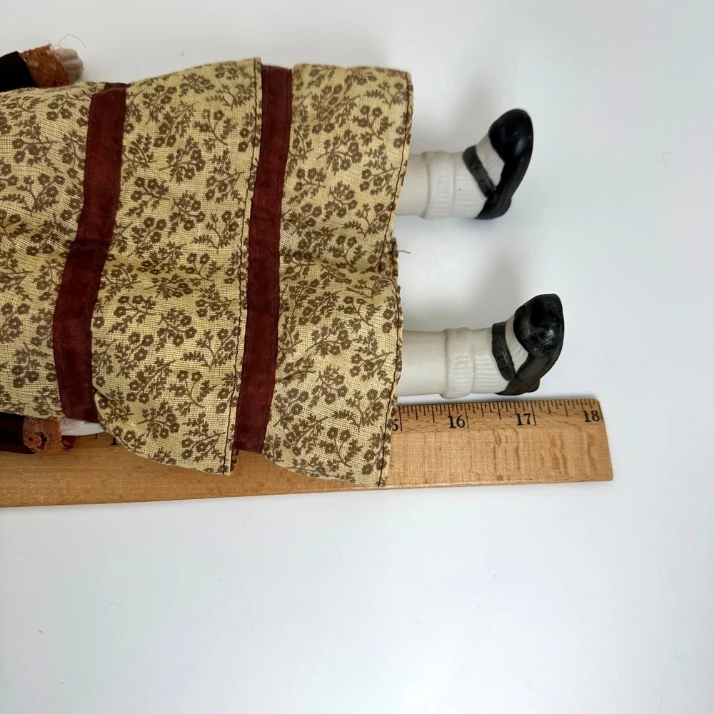 Walda Porcelain Doll‎ Girl 17